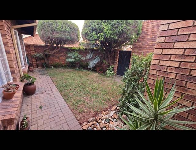 3 BEDROOM TOWNHOUSE FOR SALE IN MAGALIESKRUIN